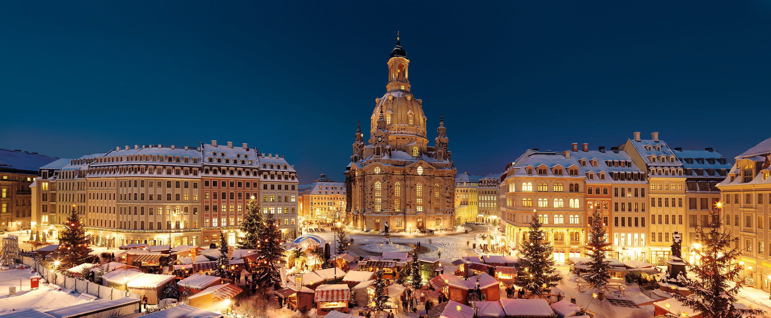 Blick auf den Neumarkt Dresden zur Weihnachtszeit© Jörg Schöner / Stiftung Frauenkirche